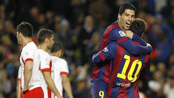Luis Suárez celebra un gol con Messi. 