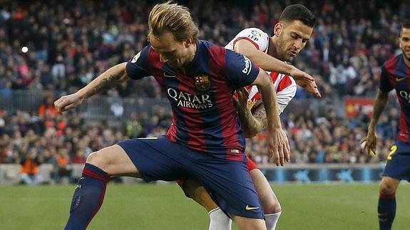 Rakitic protege el balón. 