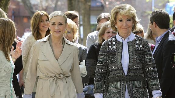 La candidata del PP a la Comunidad de Madrid, Cristina Cifuentes,d., y la presidenta del PP de Madrid y candidata a la Alcaldía, Esperanza Aguirre.