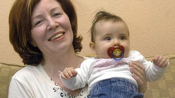 Annegret Raunigk, en una foto de 2005 con una de sus hijas. 