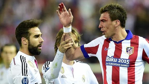 Mandzukic (d) se encara con Carvajal (i). 