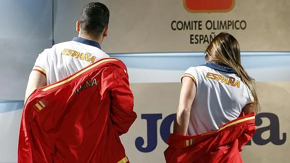 Dos atletas presentan uno de los uniformes españoles para Bakú 2015. 