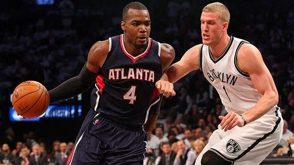 Millsap entra a canasta. 