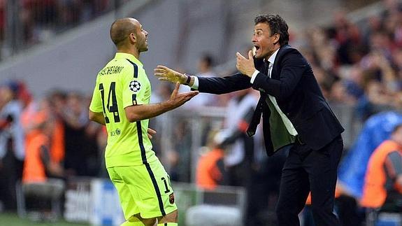 Luis Enrique da instruccions a Mascherano(i). 