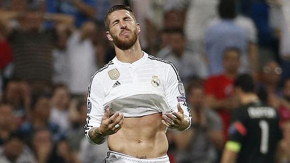 Sergio Ramos se lamenta de una ocasión de gol. 
