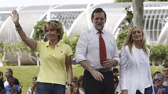 El presidente del PP y del Gobierno, Mariano Rajoy, y las candidatas a la Comunidad y al Ayuntamiento, Cristina Cifuentes (d) y Esperanza Aguirre.