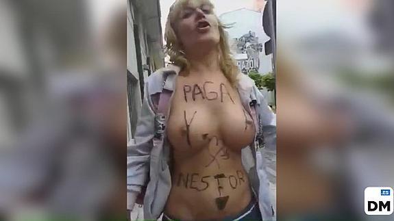 Topless como protesta contra los despidos en una empresa cántabra