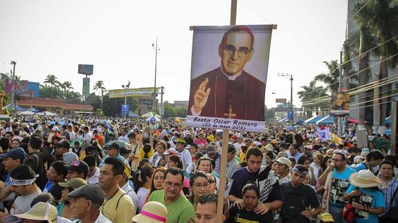 Miles de devotos de monseñor Romero se congregan en la plaza del Salvador del Mundo. 