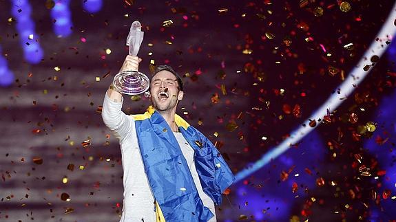 El sueco Mans Zelmerlöw celebra su brillante triunfo en la gran final de Eurovisión. Afp