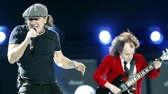 Brian Johson y Angus Young (d), dos de los integrantes de la legendaria banda de hard rock AC/DC.