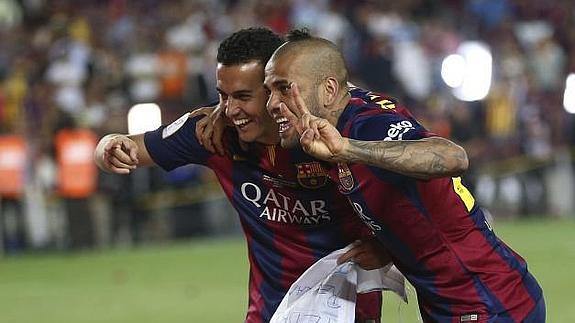 Pedro (i) y Alves posan con la Copa del Rey.   