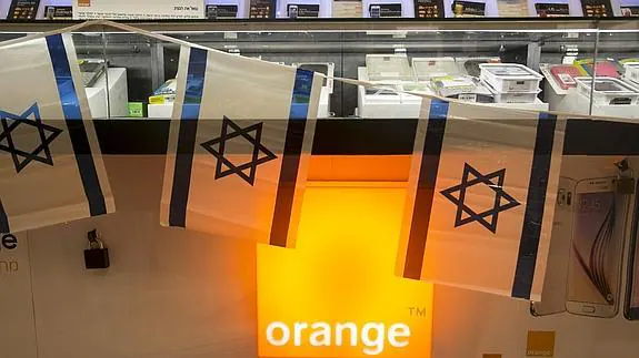 Banderas israelíes en un establecimiento de Orange en Tel Aviv. 