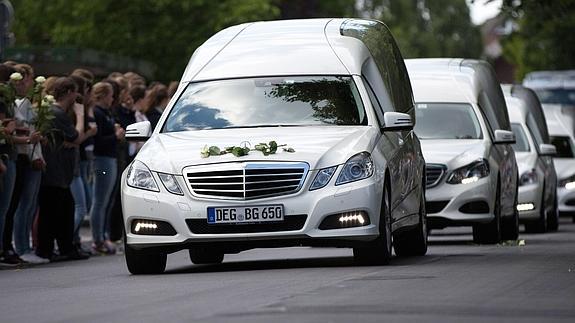 Coches fúnebres transportan los restos de las víctimas alemanas de la catástrofe aérea.