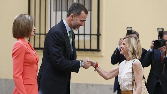 Los Reyes saludan a Eugenia Martínez de Irujo (d), duquesa de Montoro.
