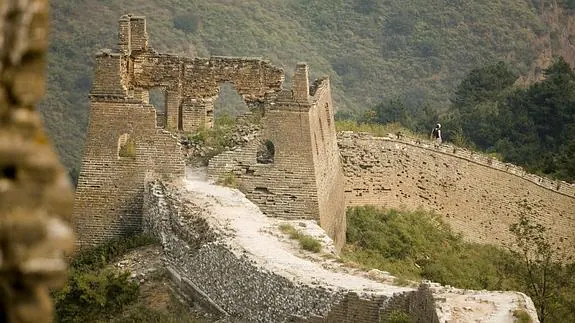 Vista general de una de las partes de la Gran Muralla china que se encuentra en estado ruinoso. 
