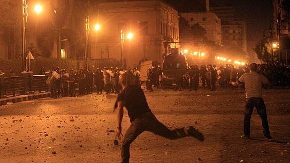 Manifestantes enfrentándose a la polícia egipcia en las protestas de 2011.