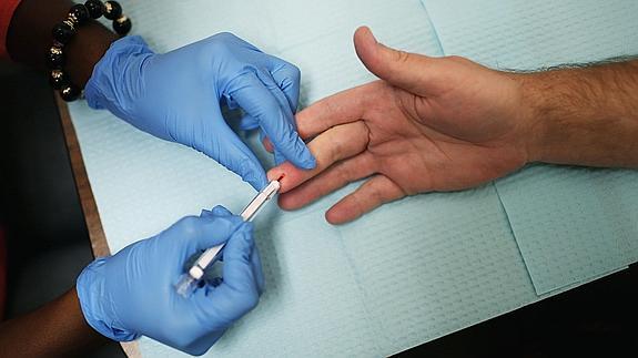 Una persona haciéndose la prueba del VIH. 