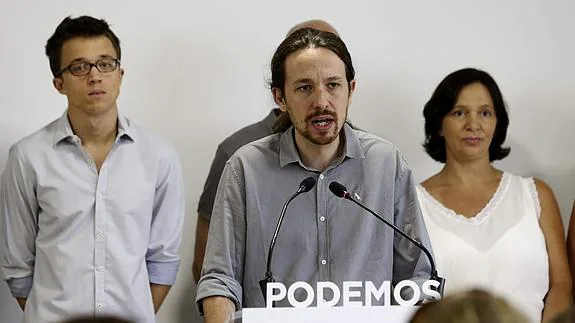 Pablo Iglesias (c), Íñigo Errejón (i) y Carolina Bescansa el lunes en Madrid.