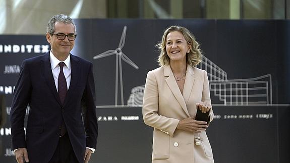 El presidente de Inditex, Pablo Isla, acompañado por la esposa de Amancio Ortega.