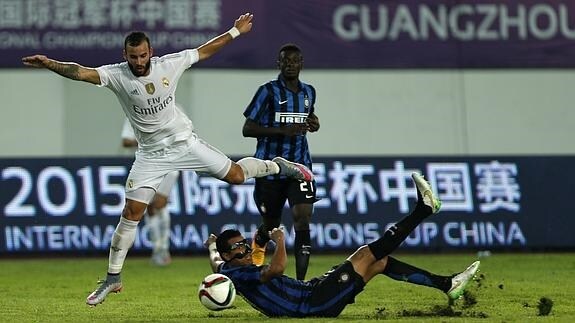 Jesé salta a un futbolista del Inter. 