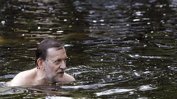 Mariano Rajoy, durante un baño en las aguas del río Umia, en Meis (Pontevedra).