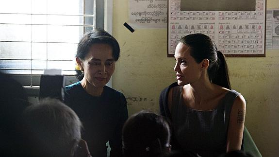 Aung San Suu Kyi y Angelina Jolie, durante su visita a las trabajadoras birmanas del textil.