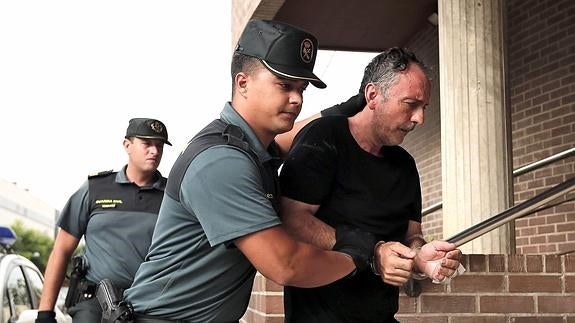 El detenido es conducido ante la juez. 