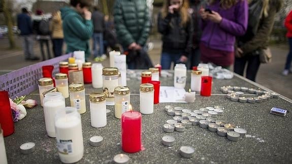 Velas colocadas ante la escuela Joseph-König en Haltern am See, donde murieron varios alumnos en el accidente de Germanwings.