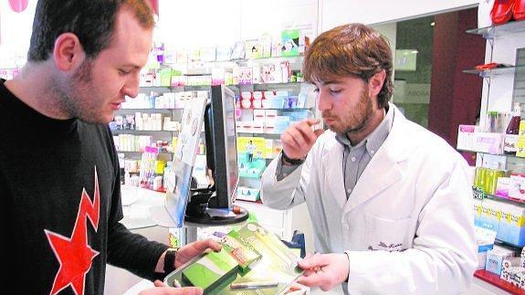Un hombre se interesa por un cigarrillo electrónico en una farmacia de Álava.
