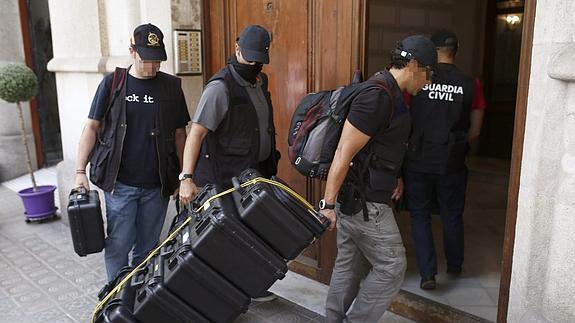 Agentes de la Guardia Civil están registrando la sede de la fundación de Convergència. 