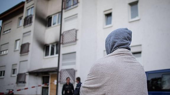 Un refugiado contempla el centro quemado anoche. 