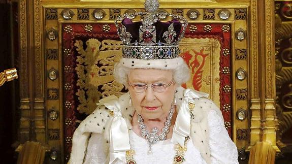 Isabel II pronuncia un discurso en la Cámara de los Lores durante la ceremonia de apertura del Parlamento, en Londres.