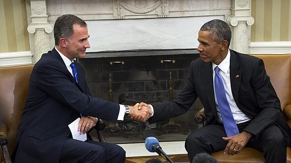 Felipe VI estrecha la mano del presidente de EE UU. 