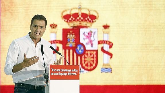 Pedro Sánchez, durante el acto de campaña en Santa Coloma de Gramenet.