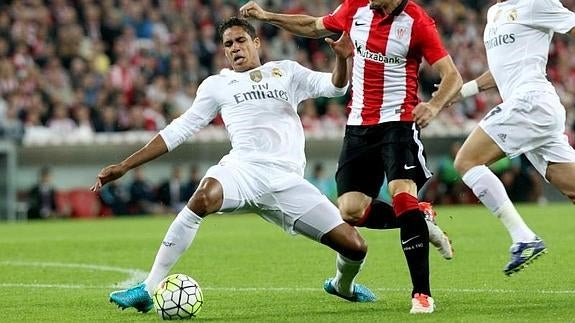 Varane durante el partido en San Mamés. 