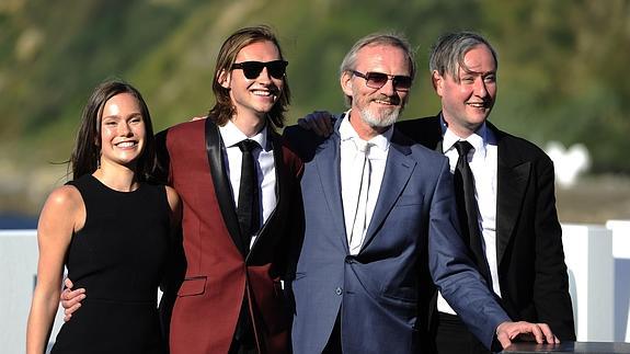 El cineasta Rúnar Rúnarsson (d) posa junto al elenco de 'Sparrows' en San Sebastián.