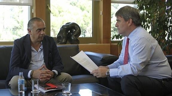 El presidente de la FEB, José Luis Sáez (i), y el del CSD, Miguel Cardenal. 