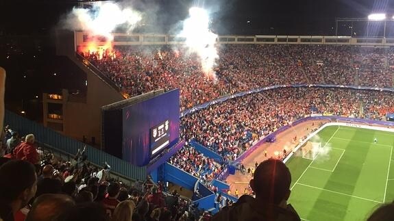 Los aficionados del Benfica lanzan bengalas en el Vicente Calderón. 