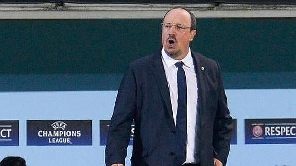 Rafa Benítez da órdenes en el partido ante el Malmoe. 