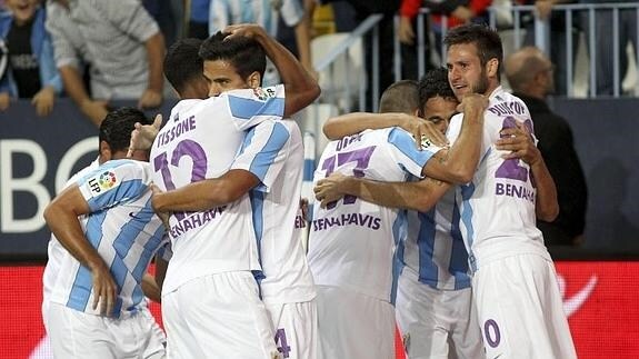 Los jugadores del Málaga festejan su primer gol. 