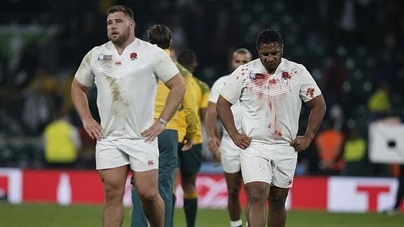 Los jugadores de Inglaterra se retiran del campo tras la derrota. 