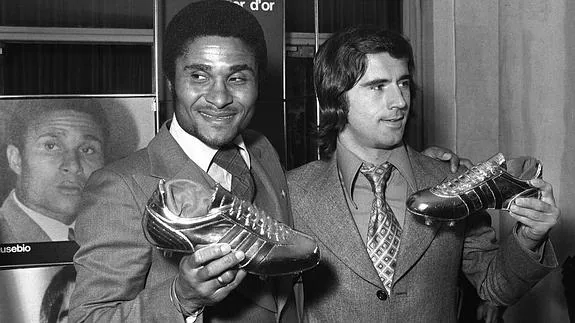 Eusebio (i) y Müller posan con sus trofeos como máximos goleadores europeos de 1973. 