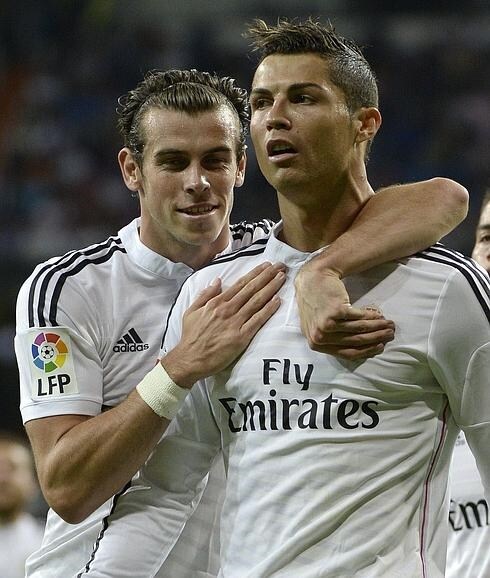 Bale (i) abraza a Cristiano. 
