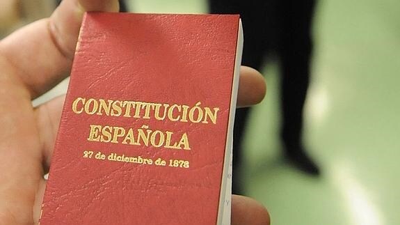 Ejemplar de la Constitución Española. 