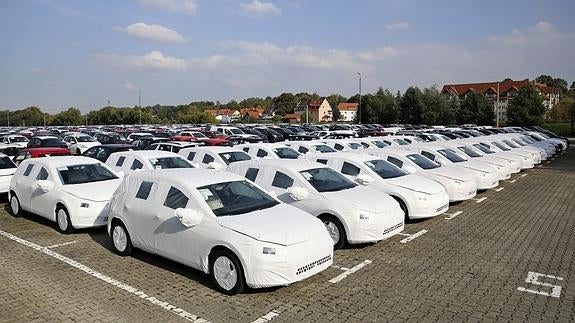 Nuevos Volkswagen Golf listos para su transporte en una compañia logística de Gössnitz (Alemania). 