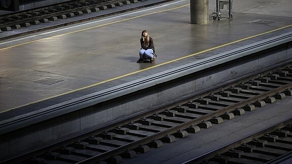 Una persona espera un tren en la estación de Santa Justa. 