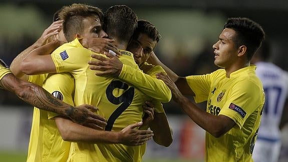 Los jugadores del Villarreal celebran un gol. 