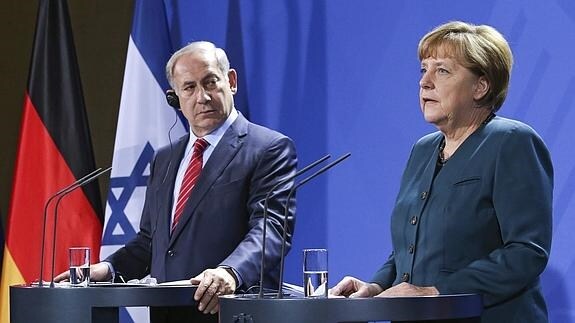 El primer ministro israelí Benjamin Netanyahu (i) y la canciller alemana Ángela Merkel (d).