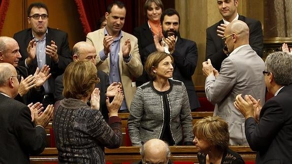 Diputados de Junts pel Sí aplauden a Forcadell.