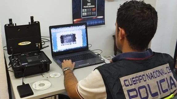Agente de Policía revisa un ordenador.